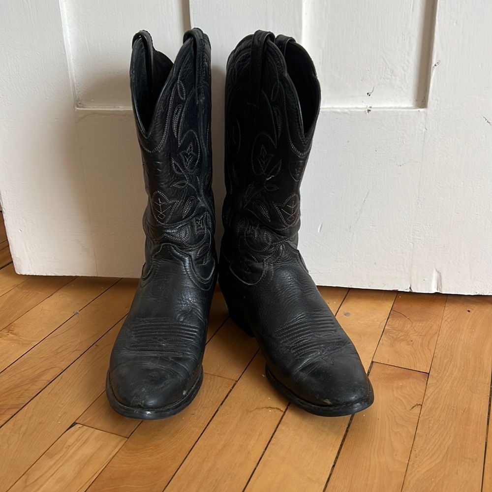 black ariat cowboy boots size 6.5 but fit large (7.5), lightly used.